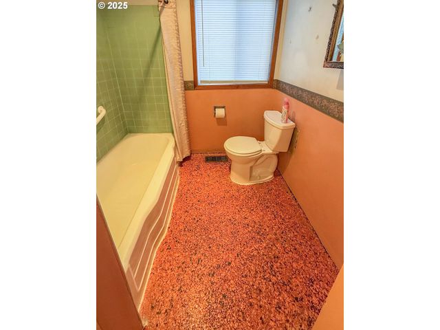 1042 W BROWN Ave, Roseburg, OR 97471