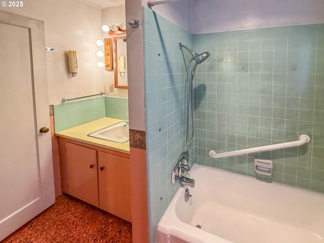 1042 W BROWN Ave, Roseburg, OR 97471