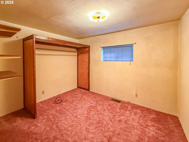 1042 W BROWN Ave, Roseburg, OR 97471