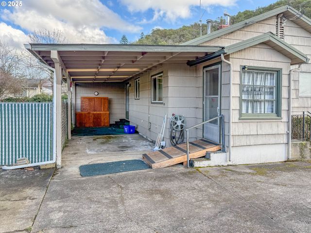 1042 W BROWN Ave, Roseburg, OR 97471