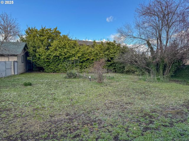 1042 W BROWN Ave, Roseburg, OR 97471