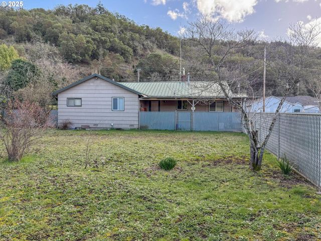 1042 W BROWN Ave, Roseburg, OR 97471