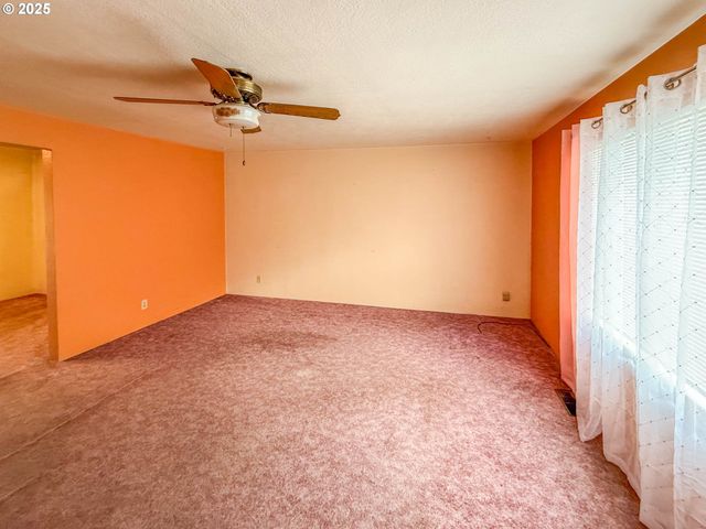 1042 W BROWN Ave, Roseburg, OR 97471