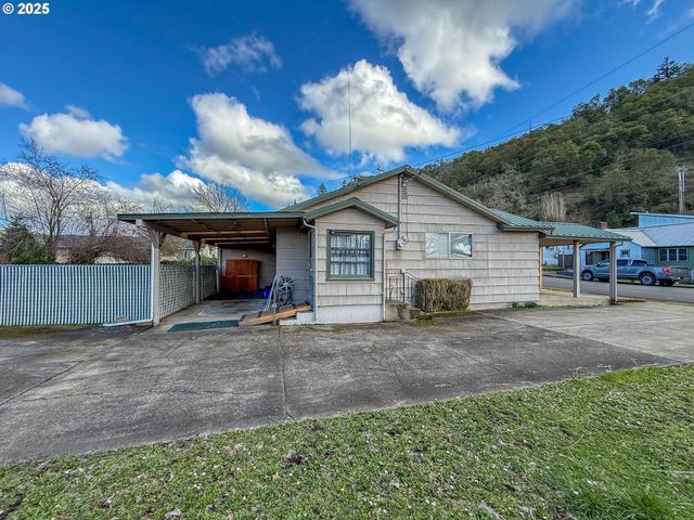1042 W BROWN Ave, Roseburg, OR 97471
