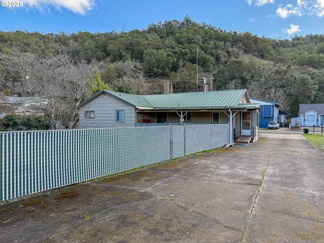 1042 W BROWN Ave, Roseburg, OR 97471