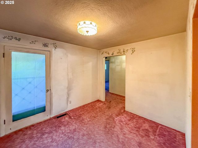 1042 W BROWN Ave, Roseburg, OR 97471