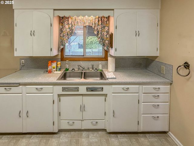 1042 W BROWN Ave, Roseburg, OR 97471