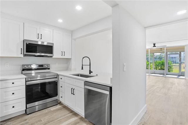 1085 Forest Lakes DR 8102, Naples, FL 34105
