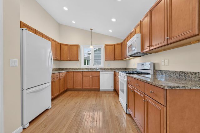 27 Leybridge Drive, Hudson, NH 03051