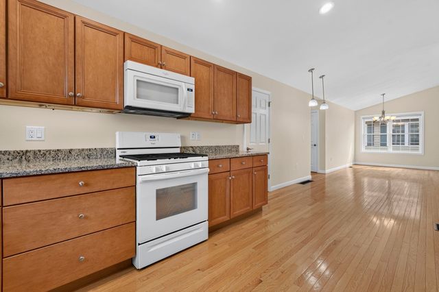 27 Leybridge Drive, Hudson, NH 03051