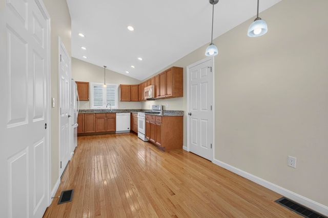 27 Leybridge Drive, Hudson, NH 03051