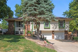 517 NE Johnston Drive, Blue Springs, MO 64014