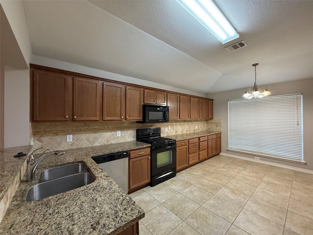 905 Remington DR, Leander, TX 78641