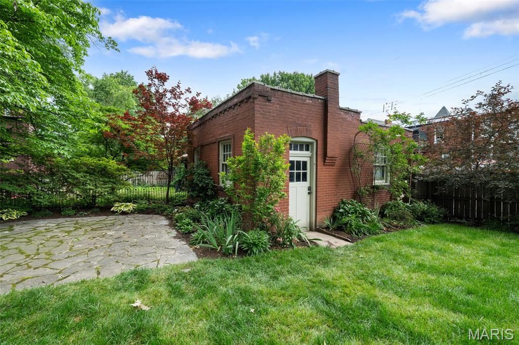 Image 41 of property listing at 3537 Crittenden Street, St Louis, MO 63118