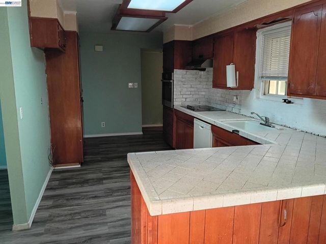 8225 Saratoga Way, Stockton, CA 95209
