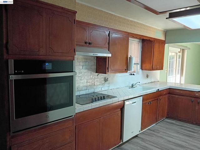 8225 Saratoga Way, Stockton, CA 95209
