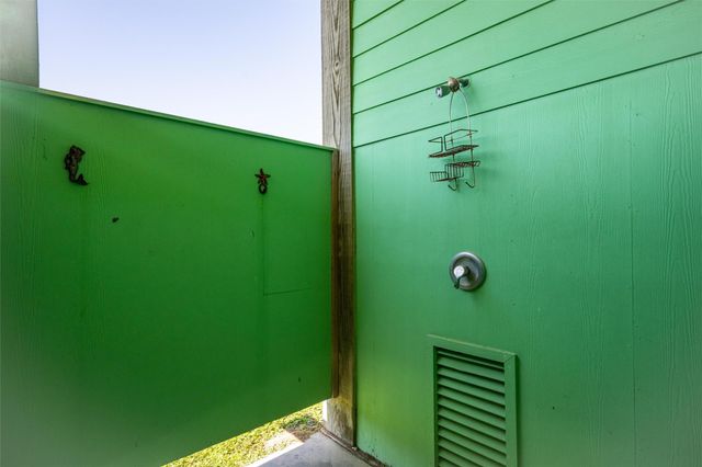 971 Driftwood Drive, Crystal Beach, TX 77650