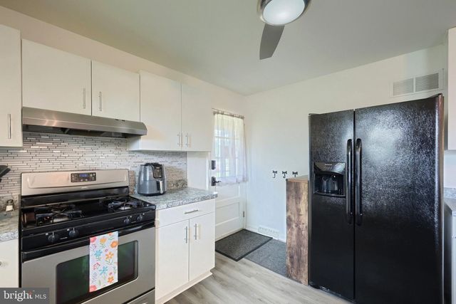 132 E KING ST, Dallastown, PA 17313