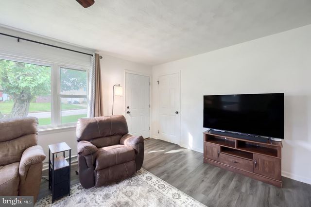 132 E KING ST, Dallastown, PA 17313