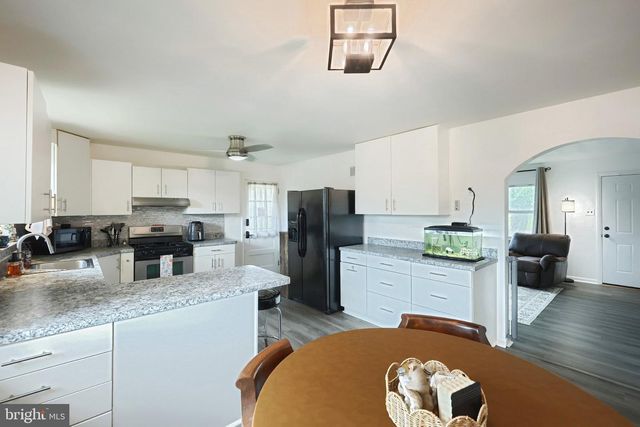132 E KING ST, Dallastown, PA 17313