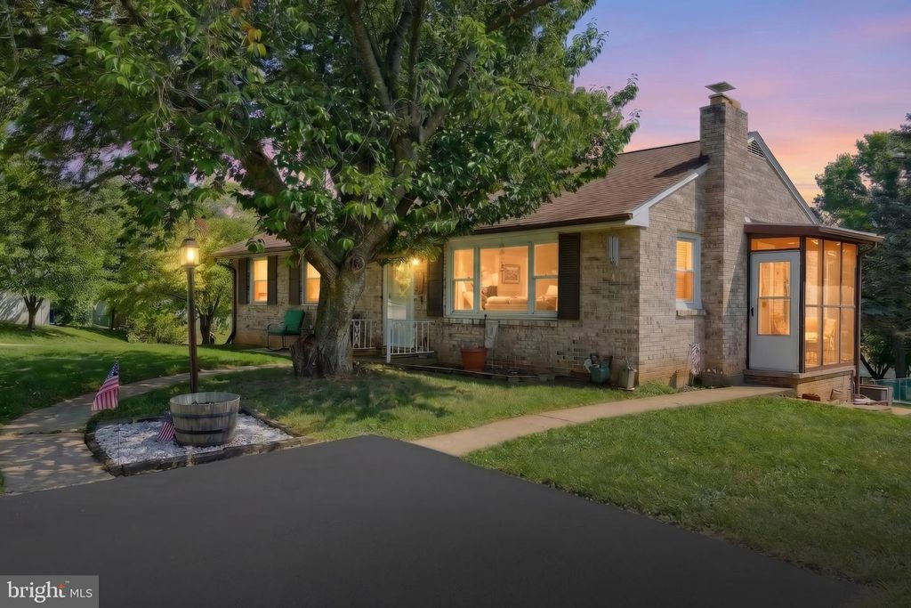 132 E KING ST, Dallastown, PA 17313