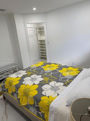 208 NW 7th St 1-2, Hallandale Beach, FL 33009