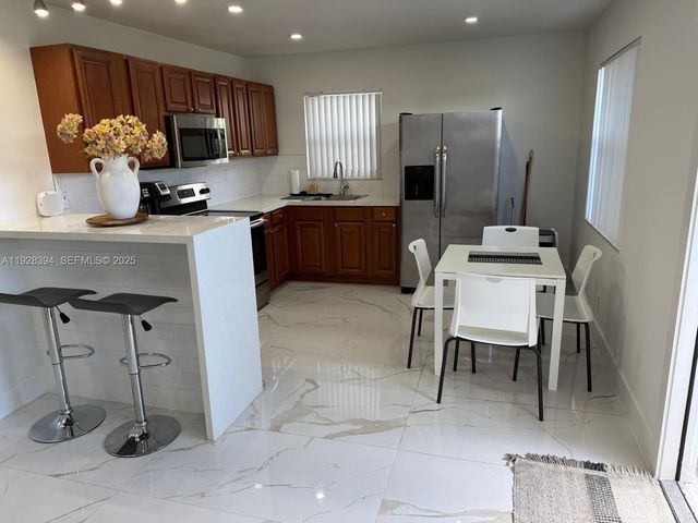 208 NW 7th St 1-2, Hallandale Beach, FL 33009