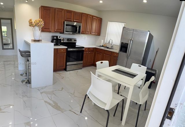 208 NW 7th St 1-2, Hallandale Beach, FL 33009