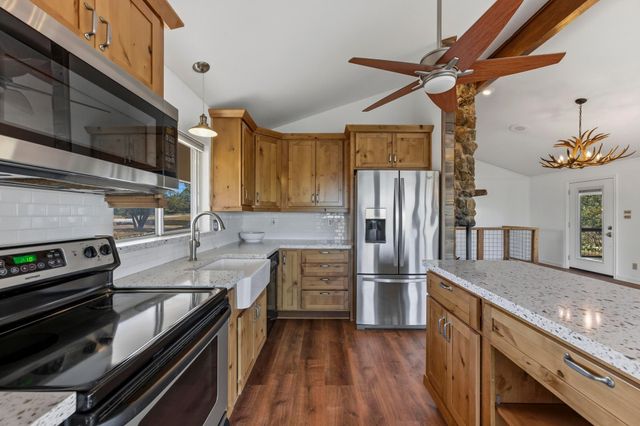 729A Nomad DR, Spicewood, TX 78669