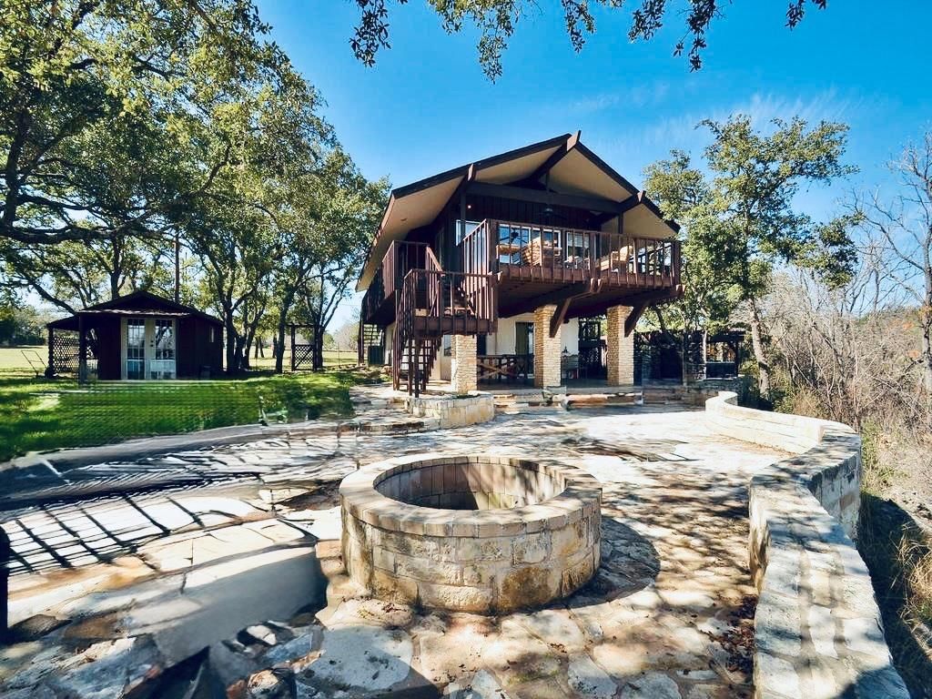 729A Nomad DR, Spicewood, TX 78669