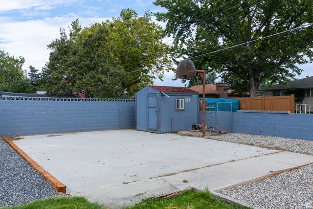 661 E WYANDOTTE AVE, Sandy, UT 84070