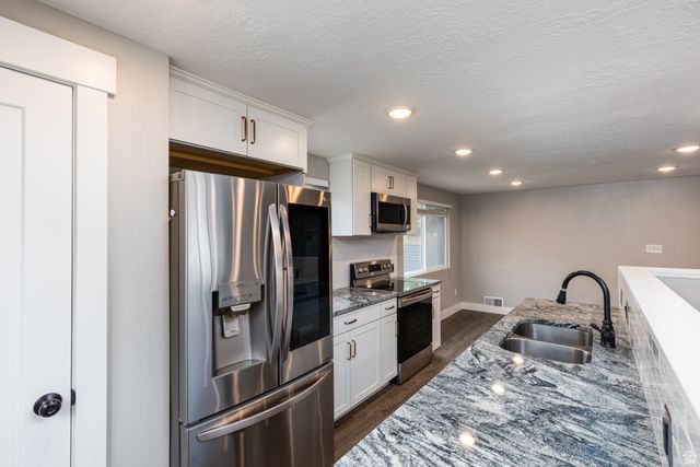 661 E WYANDOTTE AVE, Sandy, UT 84070