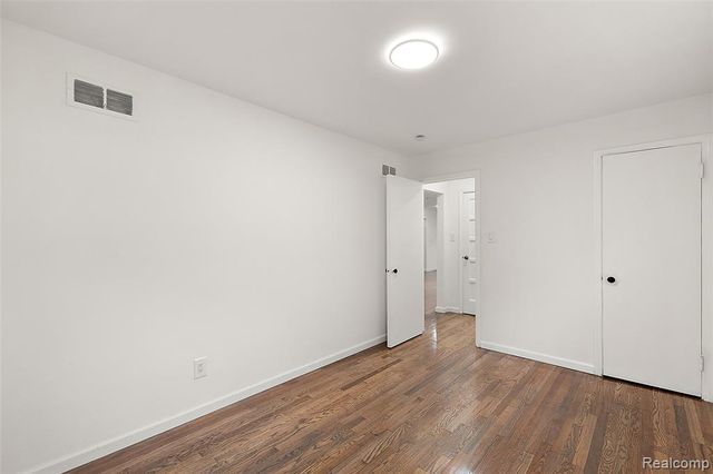 24221 Cloverlawn Street, Oak Park, MI 48237