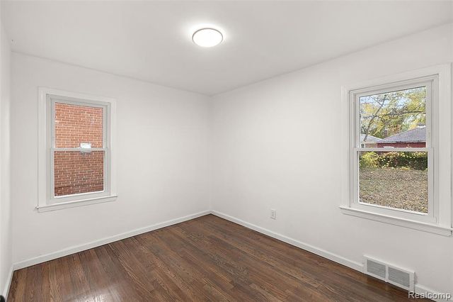 24221 Cloverlawn Street, Oak Park, MI 48237