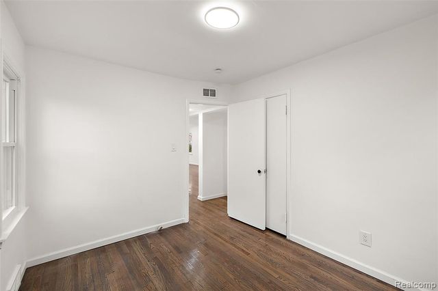 24221 Cloverlawn Street, Oak Park, MI 48237