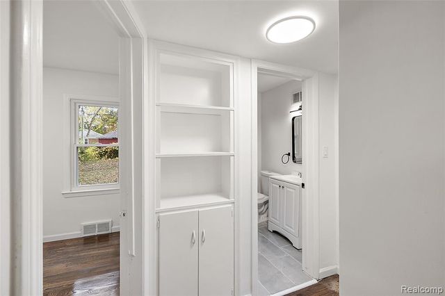 24221 Cloverlawn Street, Oak Park, MI 48237