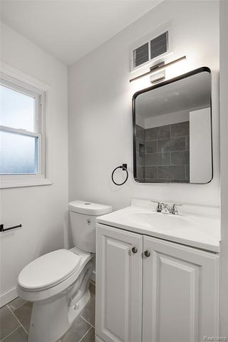 24221 Cloverlawn Street, Oak Park, MI 48237