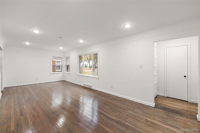 24221 Cloverlawn Street, Oak Park, MI 48237