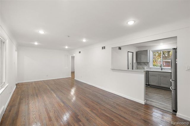 24221 Cloverlawn Street, Oak Park, MI 48237