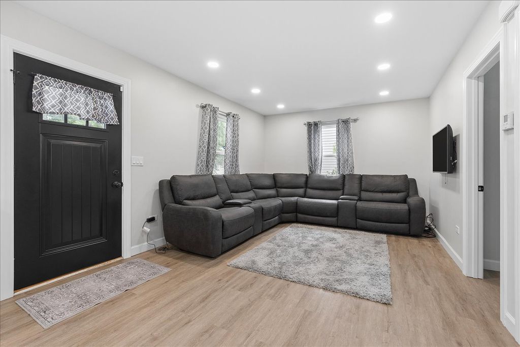 1611 E WASHINGTON Street, Joliet, IL 60433 — photo 4