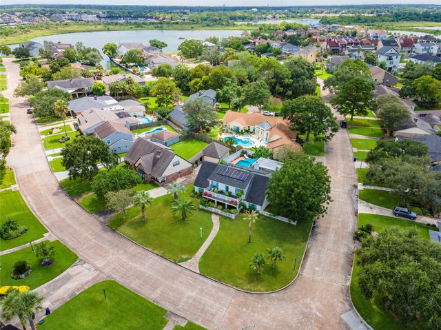 1902 Port Royal Drive, Nassau Bay, TX 77058