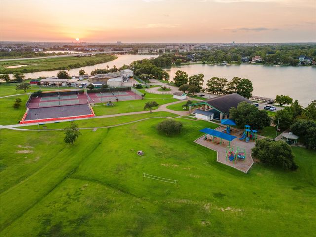 1902 Port Royal Drive, Nassau Bay, TX 77058