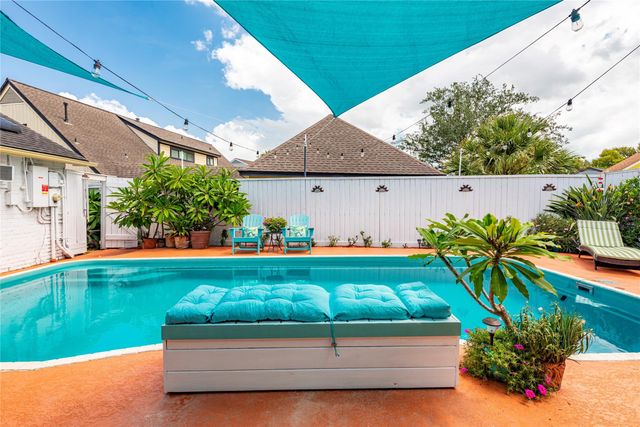 1902 Port Royal Drive, Nassau Bay, TX 77058