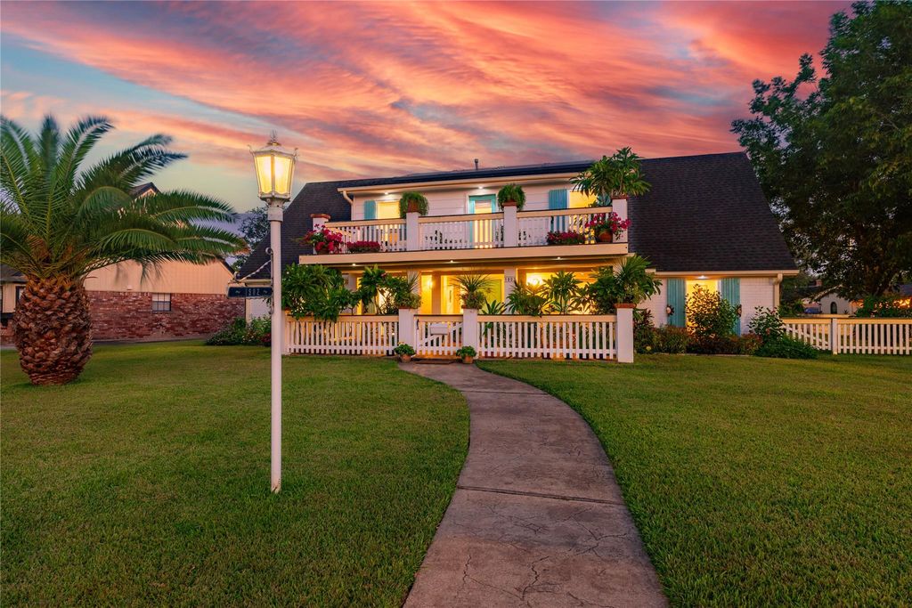 1902 Port Royal Drive, Nassau Bay, TX 77058