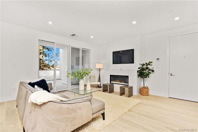 145 Library Lane 4A, Mamaroneck, NY 10543