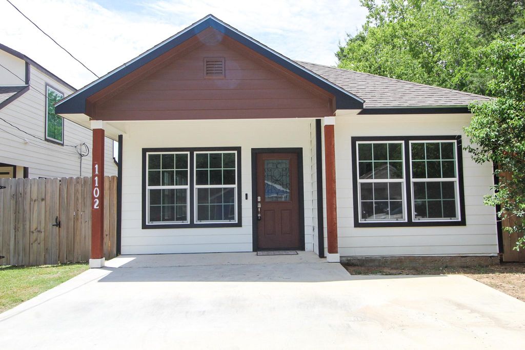 1102 4th ST, Lockhart, TX 78644