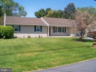 32 GREEN ACRE RD, Lititz, PA 17543