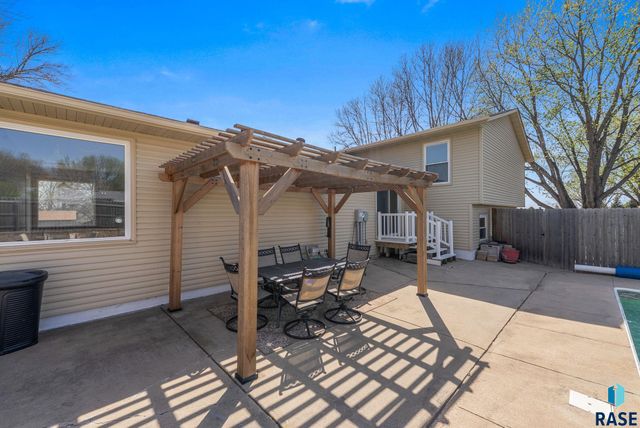 208 E 7th St Street, Crooks, SD 57020