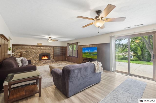 304 Bellevue Boulevard S, Bellevue, NE 68005