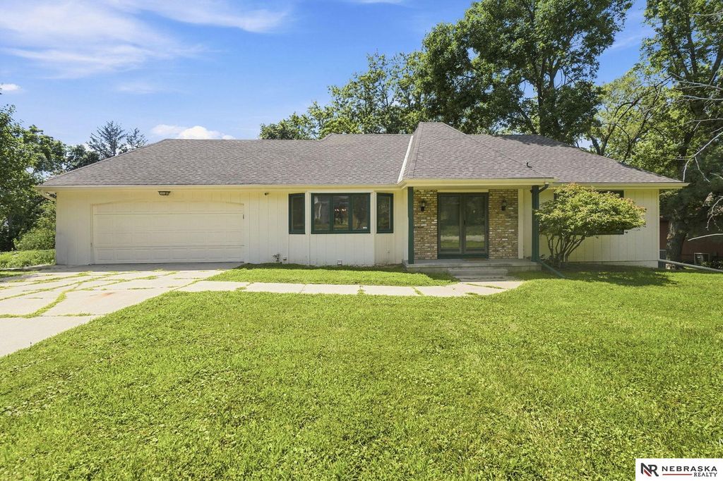 304 Bellevue Boulevard S, Bellevue, NE 68005